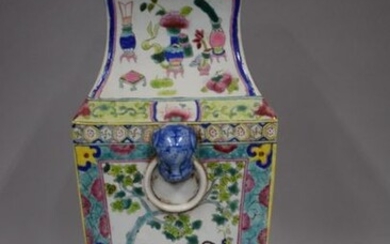 CHINE, XXème siècle Vase quadrangulaire...