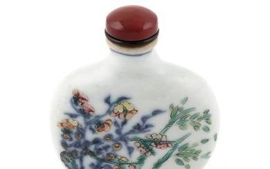 CHINESE POLYCHROME PORCELAIN SNUFF BOTTLE 19th Century Height 2". Agate stopper.