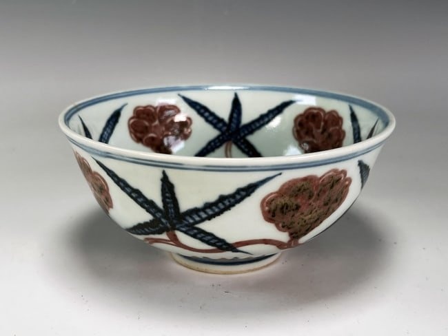 CHINESE PORCELAIN BLUE & RED FLORAL BOWL