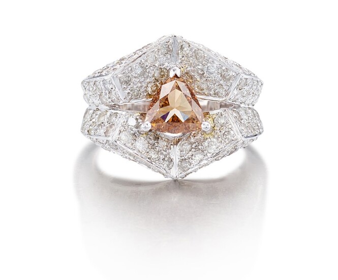 COLOURED DIAMOND AND DIAMOND RING | 0.60卡拉 古墊形 彩色鑽石 配 鑽石 戒指