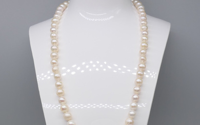 CULTURED PEARL necklace.
