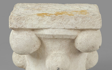 Capitello in marmo decorato con palle, sec.XVI cm. 42x42 h. 38