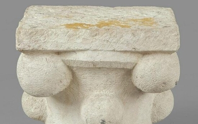 Capitello in marmo decorato con palle