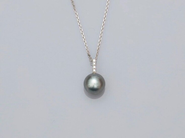 Chain and pendant in white gold, 750 MM, decorated with four brilliants bearing a round Tahitian pearl, diameter 10.10.5 mm, length 45 cm, spring ring, weight: 4.25gr. gross.