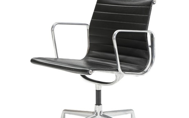 Charles Eames, Ray Eames: “Aluminium Group”. Armchair with aluminium frame, seat and back upholstered with black leather. Manufactured by Vitra.