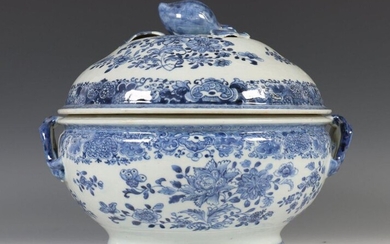 China, blue-white porcelain soup tureen and lid, Qianlong,...