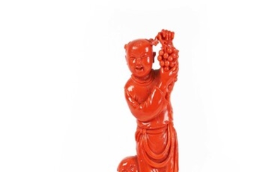 Chine 20e siècle Élégante sculpture en corail rouge représentant deux enfants, l’un jouant avec une...