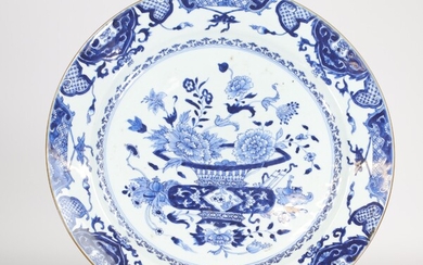 Chine grand plat en porcelaine blanc bleu riche décor d'un vase fleuri 18ème