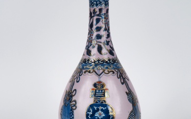 Chine, période Qing, Vase piriforme en porcelaine à décor émaillé en bleu, corail réhaussé d'or...