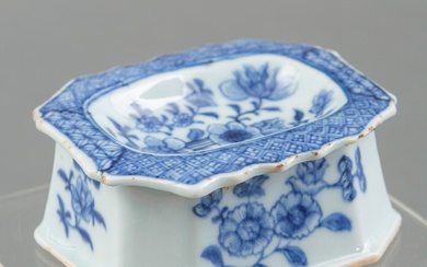 Chinees porseleinen zoutschaaltje met blauw-wit bloemdecor, Qianlong -minieme randschilfers-,...