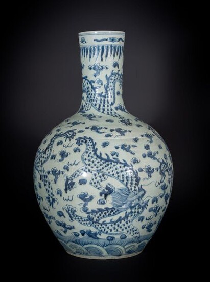 Chinese Art. A large tianqiuping vase with blue and white decoration China, Qing dynasty, 19th century. Of imposing size, with decoration of dragons, clouds and the flaming pearl. Provenance: Italian private collection, purchased on the French antique...