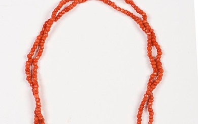 Collier de chien à deux rangs de perles de corail rouge, le fermoir composé de...