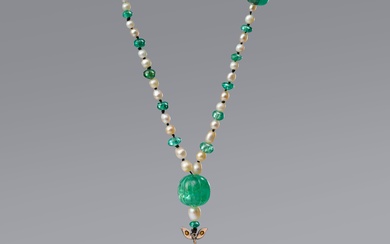 Collier en spinelle, perle et émeraude, composé d'un collier enfilé de perles mesurant de 2,6...