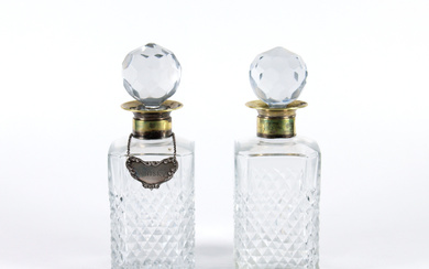 Coppia di bottiglie da whisky in cristallo molato con ghiere in metallo dorato e tappi sfaccettati (h. cm 24) (difetti)