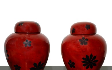 Coppia di vasi orientali con coperchio laccati in rosso e decorazioni floreali nere