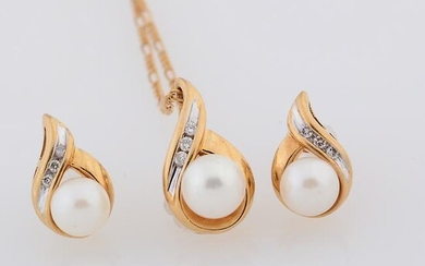 Cultured Pearl, Diamond, Yellow Gold Jewelry Suite.