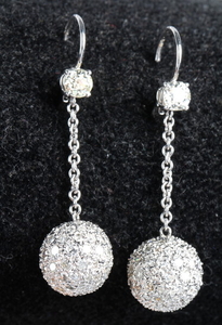 Diamond ear studs with diamond balls, 14 kt. white gold, total approx. 4.00 ct. (2)