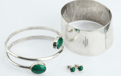 EARRINGS AND BRACELETS, inter alia Per G. Forslund, silver and malachite-colored stones.