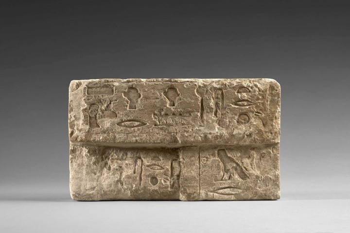 ÉGYPTE, FIN DE L'ANCIEN EMPIRE, Ve ou VIe DYNASTIE Fragment de stèle de fausse porte en calcaire