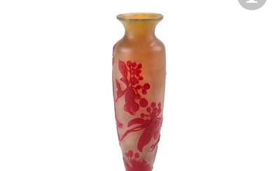 ÉTABLISSEMENTS GALLÉ (1904-1936) Branche de cerisier en fleurs et en fruits Vase fuselé sur piédouche....