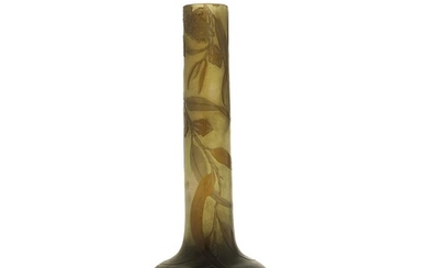 ÉTABLISSEMENTS GALLÉ (1904-1936) Vase en verre multicouche brun sur fond vert, décor végétal