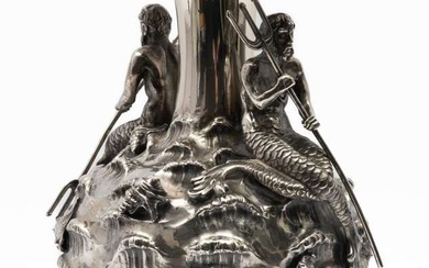 Een Italiaans zilveren vaas met decor van meermannen