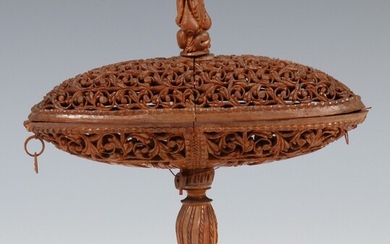 Een fijn ajour gezaagde palmhouten tafel pomander, 18e eeuw;