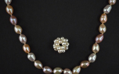 Ensemble comprenant : - un pendentif ajouré en perles blanches et un collier de perles...