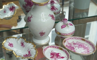 FIVE PIECES OF HEREND, INCLUDING A VASE, THREE DISHES, A LIDDED BOX