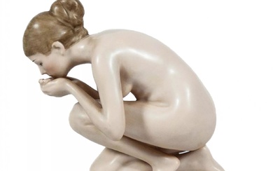 Figurine en porcelaine Fille à leau (Die Trinkende), dessinee par Ernst Wenk pour Rosenthal Kunstabteilung...