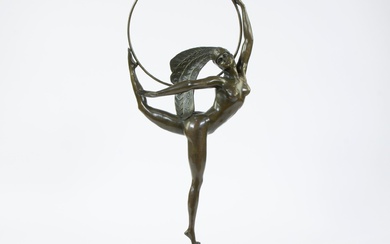 Fine Art Deco bronze sculpture d'une danseuse de cerceaux avec une robe de tête à...