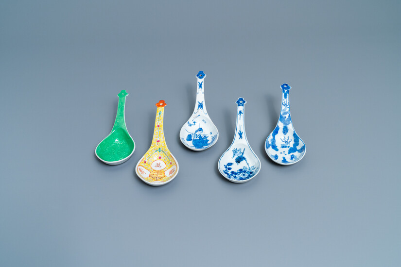 Five large Chinese blue and white, famille rose and monochrome green spoons, 19/20th c.