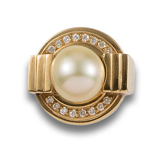 GOLDEN PEARL AND DIAMONDS RING, IN YELLOW GOLD