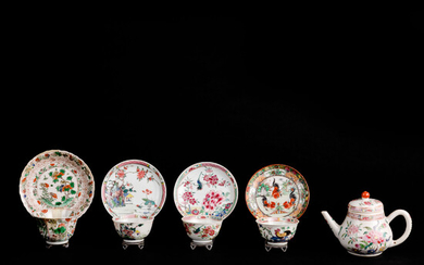 Gevarieerd lot. China. Kangxi en Qianlong periode. Porselein. Bestaande uit theepotje, drie tassen en bijhorende