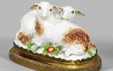 Groupe de moutons avec monture en bronze, doré à l'or fin. Groupe de moutons couché...