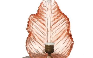 Guiseppe Barovier: Table lamp with leaf-shaped shade of rose coloured glass, the inside with embossed surface. H. incl. base 27.5 cm.