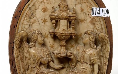 Haut-relief ovale en albâtre sculpté représentant "Deux anges entourant un ciboire" rehaussé à l’or. Travail de Malines. Epoque: XVIème. (* et **). Dim.:+/-17x13cm.