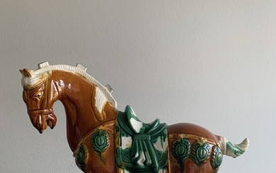 Horse of fired clay decorated with sancai glaze. Tang style, 20th century. H. 39 cm. L. app. 43 cm.