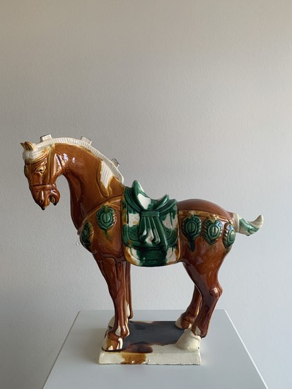 Horse of fired clay decorated with sancai glaze. Tang style, 20th century. H. 39 cm. L. app. 43 cm.