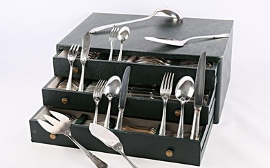 Household silver-plated metalware, handles decorated with foliage scrolls and acanthus leaves, including twelve pieces of cutlery, twelve table knives, twelve entremet cutlery, twelve fish cutlery, a fish serving set, a ladle, twelve cake forks...