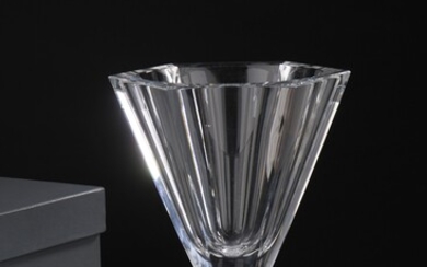 LALIQUE France Vase en cristal translucide pressé moulé modèle "Mésanges", le corps de forme hexagonale...