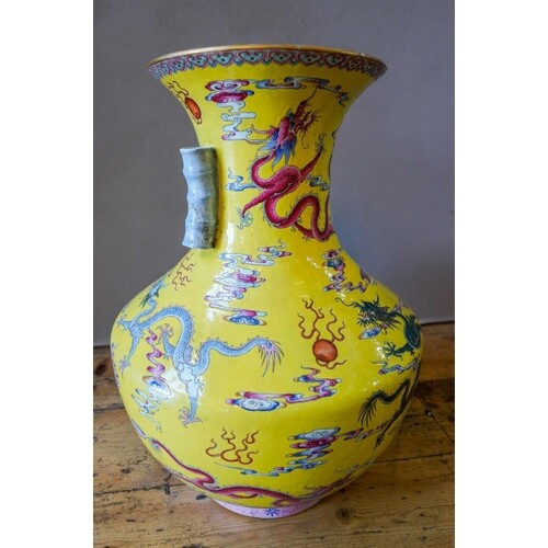 LARGE FAMILLE JUANE 'DRAGON' VASE 20TH CENTURY with an apocr...