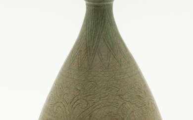 LARGE NORTH CHINESE CELADON-COLORED CERAMIC VASE WITH FINE DECOR
