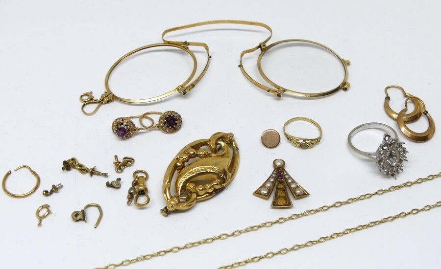 LOT of yellow gold debris including lorgnette frame (remains a glass), pair of sleepers, little finger ring, chain debris etc...metal pin pin. Gross weight 32,1 g