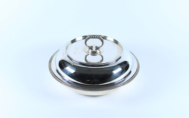 Legumiera in argento a bordo perlinato, coperchio con presa ad anello (g 1300) (h. tot cm 16; d. cm 26)…
