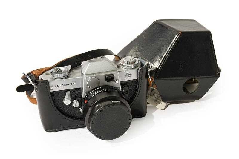 Leicaflex SLR Camera no.1121147 with Leitz Wetzlar Summicron-R f2...
