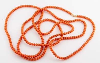 Long necklace of coral pearls, 750 °/° gold clasp.