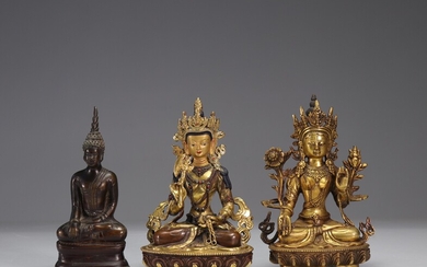 Lot de 3 divinités en bronze doré Poids: 3.50 kg Région: Chine Dimensions: H de...