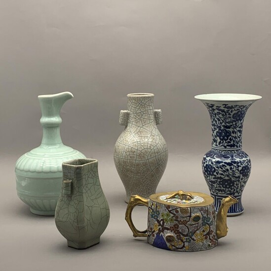 Lot de cinq objets comprenant : - un vase... - Lot 214 - Lynda Trouvé