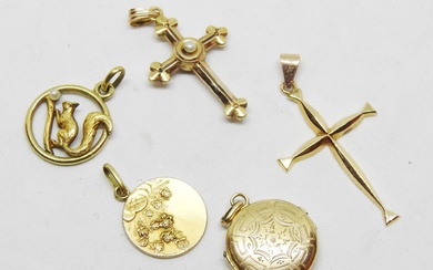 Lot en or 18K comprenant 5 pendentifs dont croix, médaille religieuse, médaillon souvenir et autres...
